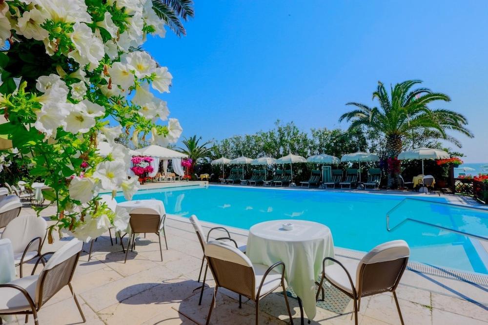 Hotel Mion Charme & Relax Silvi Marina Exterior photo